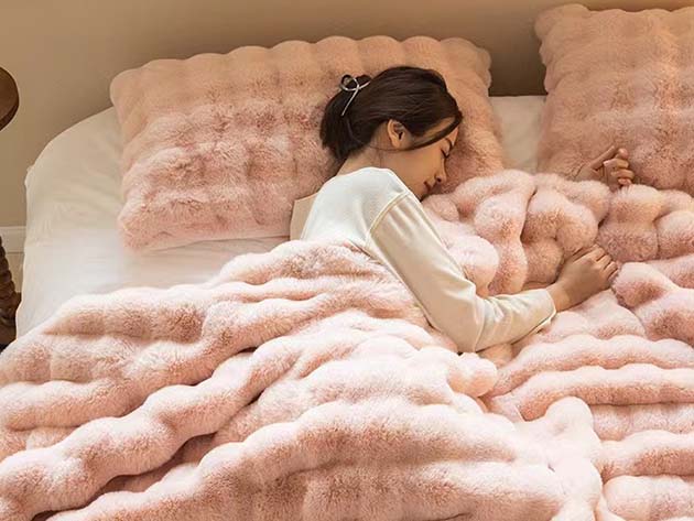 Soft Space Faux Fur Throw Blanket (Pink)