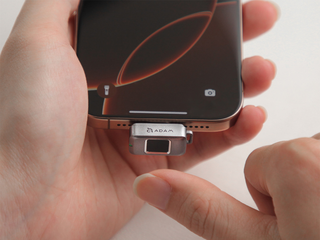 iKlips S USB-C Nano Touch Fingerprint 256GB Portable SSD